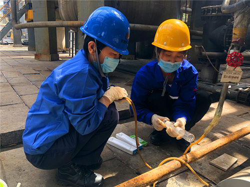 檢修現(xiàn)場也是培訓(xùn)課堂，老帶新，師帶徒，抓住檢修“戰(zhàn)場”上的每一次歷練，為自己充電。_副本_副本.png