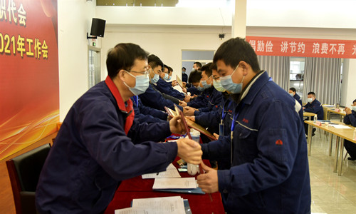 公司領(lǐng)導(dǎo)為各類先進頒獎_副本.jpg
