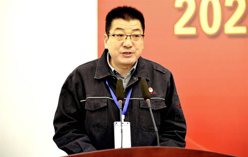 2.陜焦公司副總經(jīng)理、黃陵煤化工公司黨委書記孫潤錄作了題為《凝心聚力謀發(fā)展 乘勢而上有作為 為公司高質(zhì)量發(fā)展邁上新臺階而不懈努力》的工作報告_副本.jpg