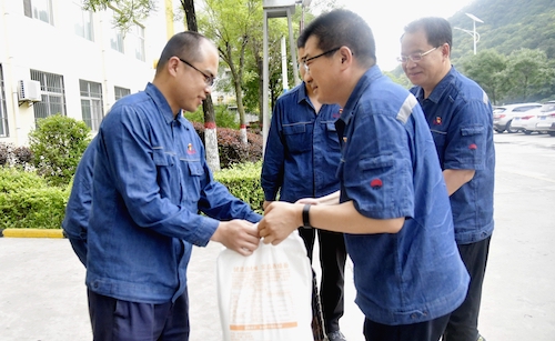 領導為醇氨困難黨員送慰問品.JPG