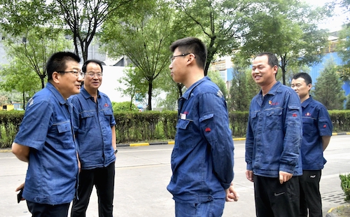 領導與化產(chǎn)車間困難黨員交談.JPG