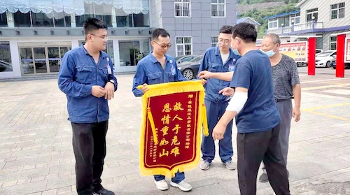 運(yùn)行二班楊博同志，7月12日回家途中高速路遇側(cè)翻貨車司機(jī)被困車內(nèi)，勇敢進(jìn)行施救并送至醫(yī)院，貨車司機(jī)傷愈來公司送錦旗，弘揚(yáng)正氣，傳播正能量，大家向楊博同志學(xué)習(xí)??！.jpg