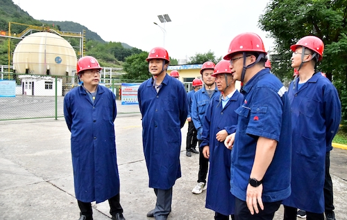 檢查組在液氨球罐前，與公司專業(yè)技術(shù)人員交流存在的隱患及問題。.JPG