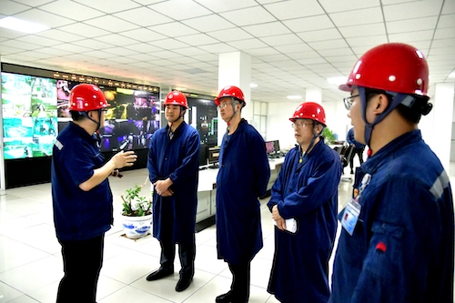 檢查組在公司總調(diào)度室查看安全管理系統(tǒng)，并通過智能安全帽遠程觀看了受限作業(yè)情況。.JPG