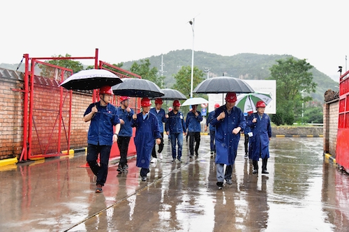 檢查組冒雨查看公司綜合管區(qū)。.JPG