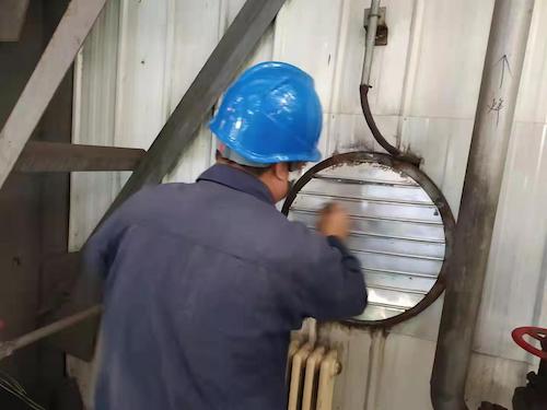 用鋼絲球清洗壓縮風(fēng)機葉片.jpg